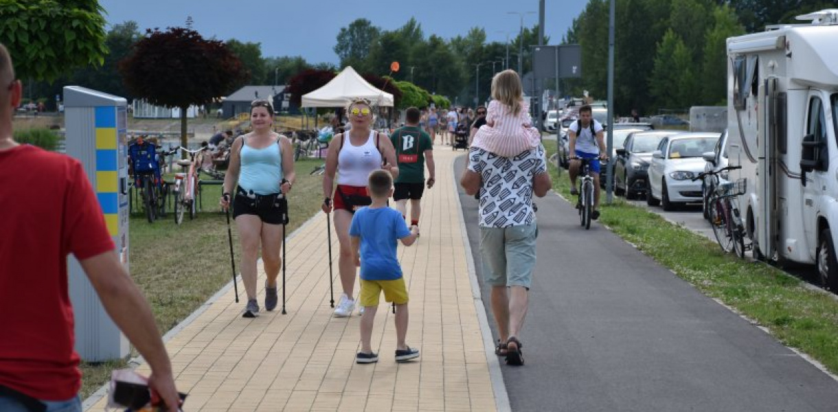 Tłumy ludzi nad Jeziorem Tarnobrzeskim w Boże Ciało [zdjęcia]