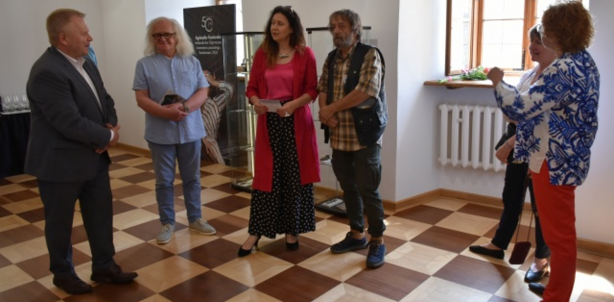 Biżuteria z krzemieniem pasiastym w 80 odsłonach. Jubileuszowa wystawa już otwarta