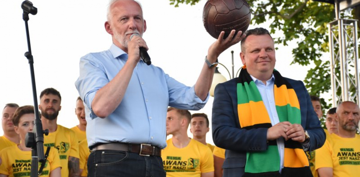 Tak kibice i piłkarze KS Siarka świętowali awans do II ligi. Zdjęcia z fety na run