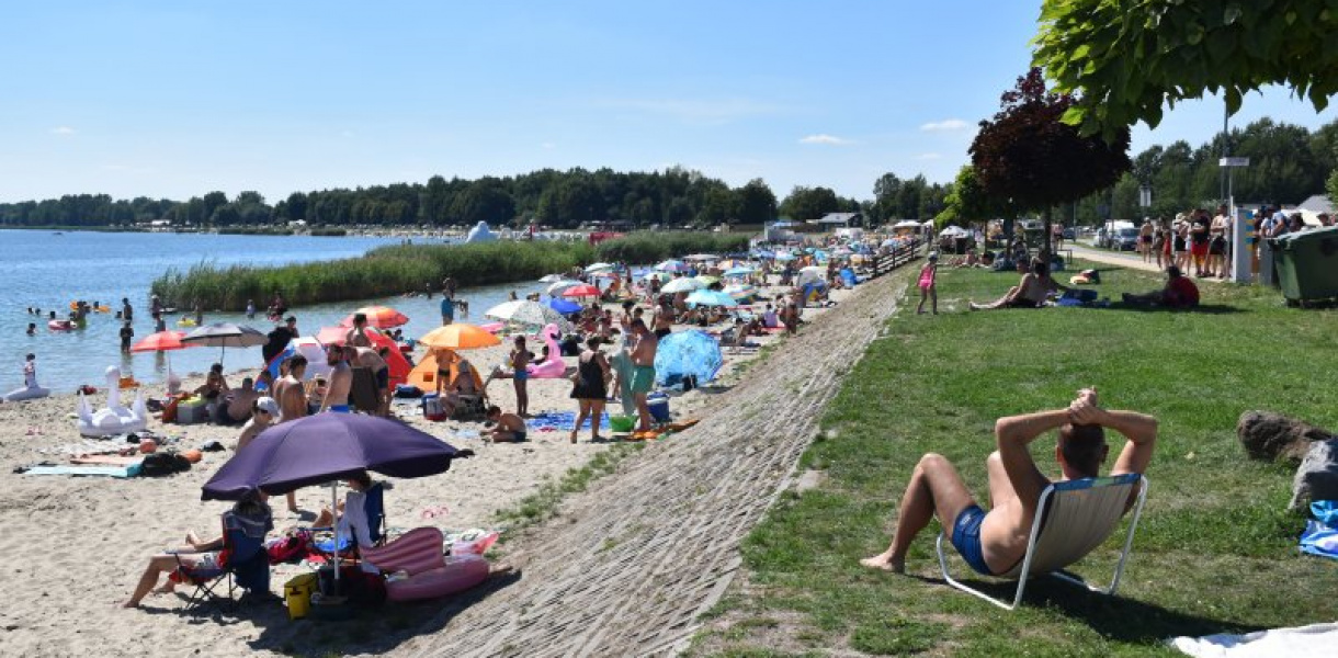 Tłumy ludzi w upalny czwartek nad Jeziorem Tarnobrzeskim [zdjęcia]