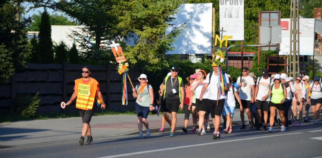 Piesza pielgrzymka Stalowa Wola - Jasna Góra dotarła do Tarnobrzega [zdjęcia]