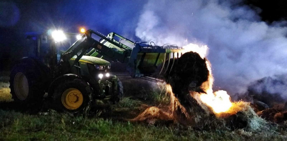 Duży pożar balotów w Cyganach. Z żywiołem walczyło kilka jednostek [zdjęcia]