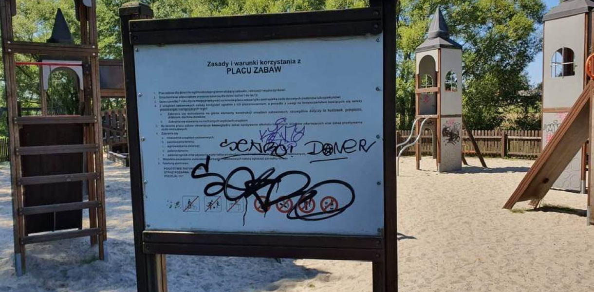 Wandal zniszczył wiele miejsc w Rytwianach. Został nagrany przez monitoring [zdjęc