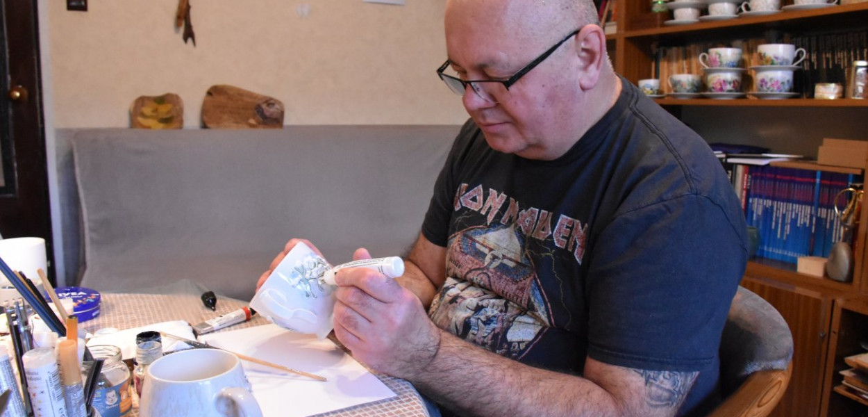 Malowane na szkle, wypalane w drewnie  – reportaż o Mirosławie Tarkowskim