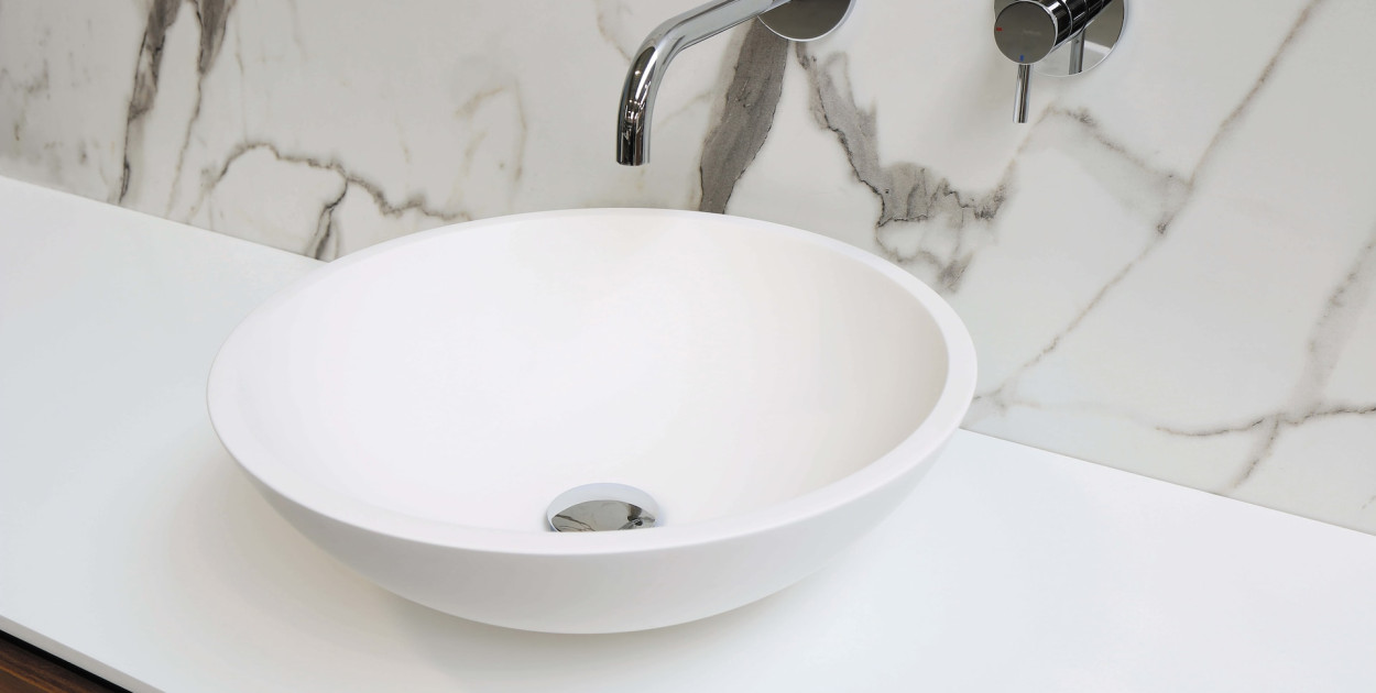 Jaka umywalka do małej łazienki? Poznaj wady i zalety rozwiązań