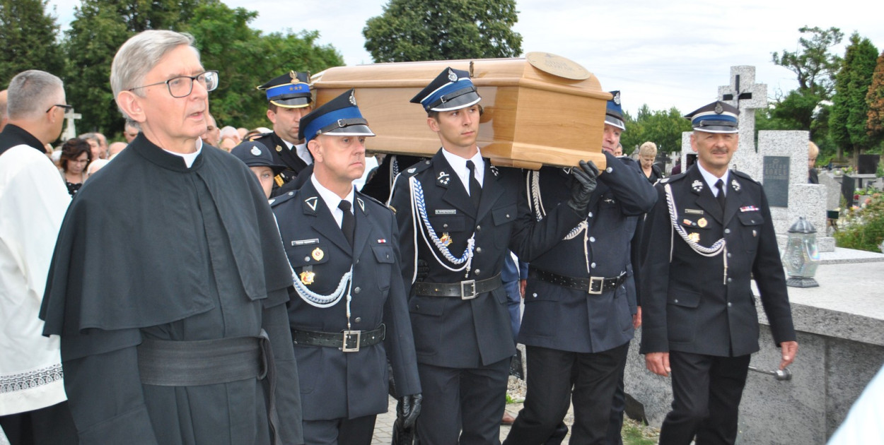 Klimontów pożegnał swojego "infułata". Pogrzeb księdza Adama Nowaka [FOTO]