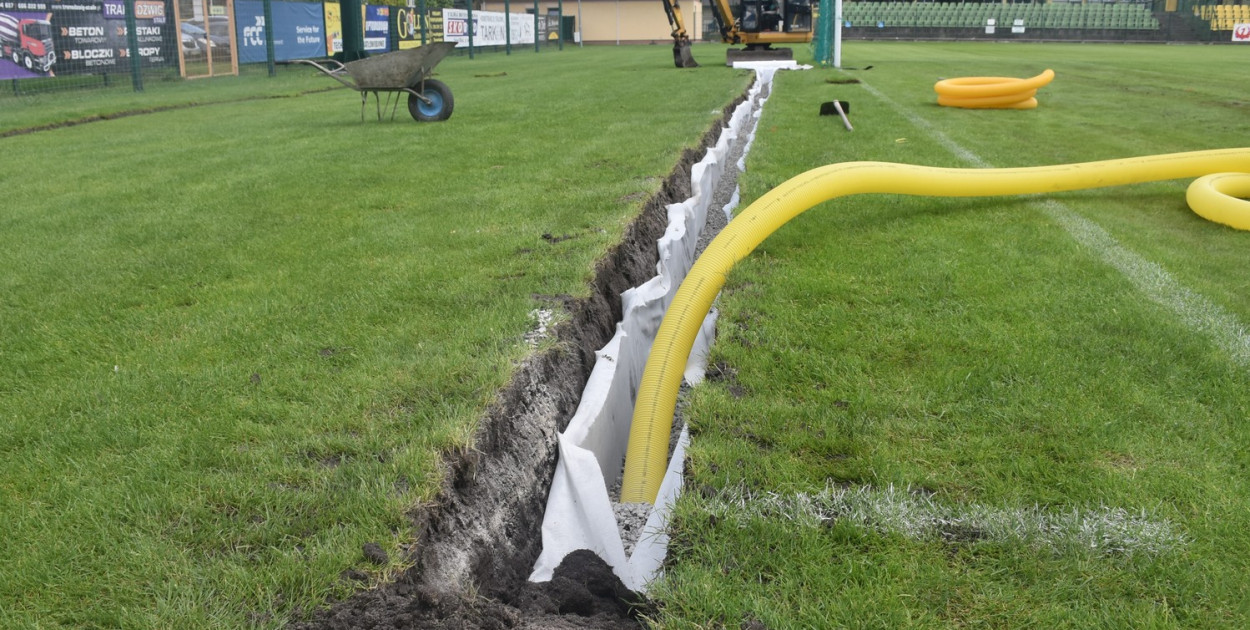 Na części boiska Siarki Tarnobrzeg wykonywany jest drenaż [FOTO]