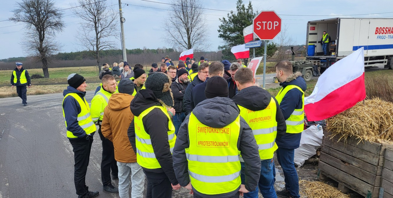 Trwa protest rolników w Durdach w gminie Baranów Sandomierski. Zmieniona jest jednak jego forma. Protestujący przestali blokować szeroki tor prowadzący na stację LHS. Wszystko w związku z pismem PKP LHS, w którym zażądano blisko 1,3 mln zł odszkodowania. Rolnicy wsparci przez prawnika twierdzą, że jest to bezprawne.