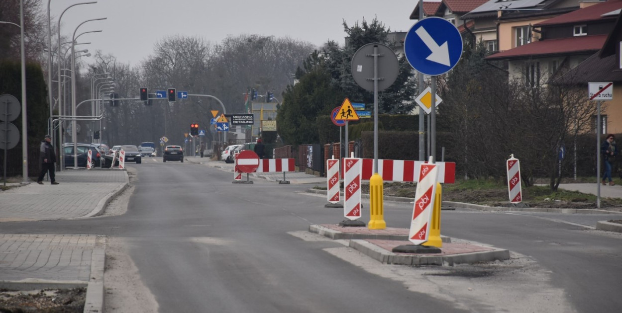 Jest szansa, ze do Świąt Wielkanocnych (31 marca), większość prac remontowych przy drogach w centrum Tarnobrzega i na osiedlu Serbinów zostanie zakończona – taka deklaracja padła podczas czwartkowej konferencji prasowej. Zobaczcie na zdjęciach, jak wygląda obecnie sytuacja na przebudowywanych ulicach.