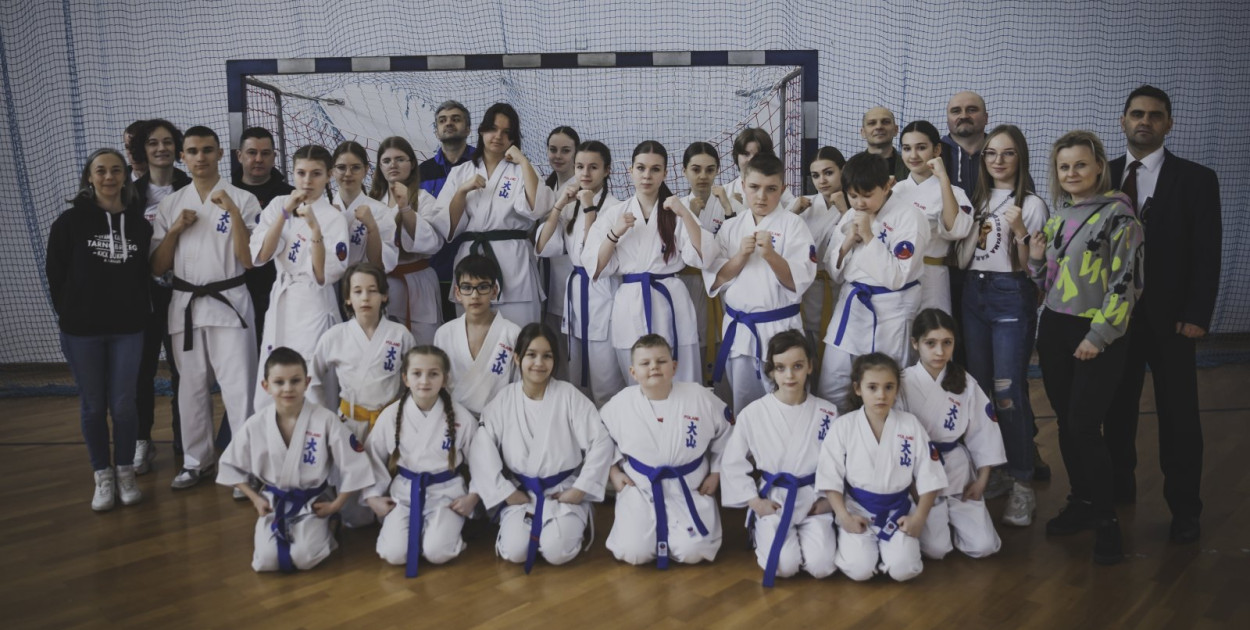W ostatnią sobotę, 9 marca, zawodnicy Tarnobrzeskiego Klubu Oyama Karate walczyli o medale i puchary na dwóch frontach.