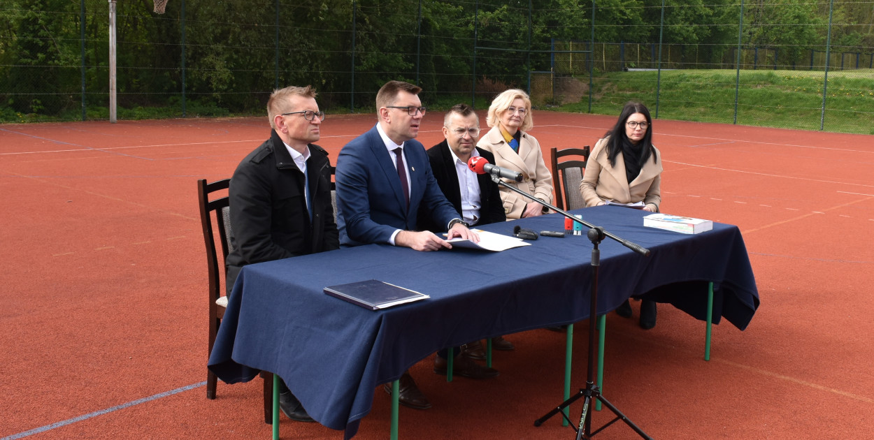 Podpisanie umowy na budowę hali 