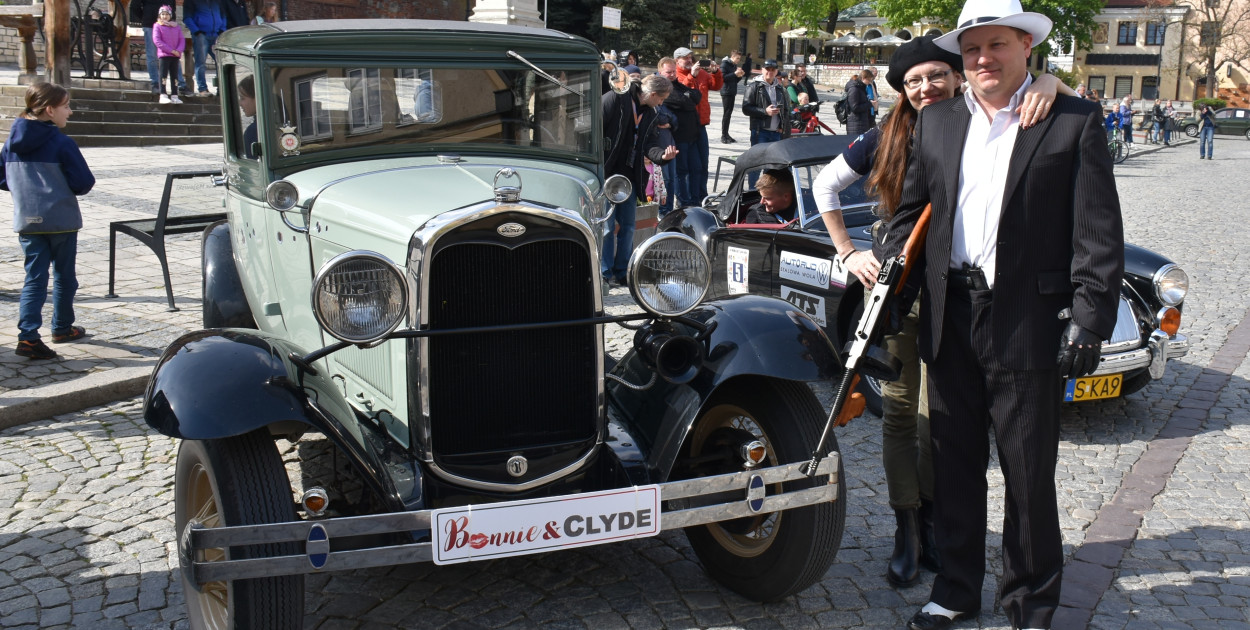 Lidia i Piotr Matuszkowie obok forda z 1930 roku