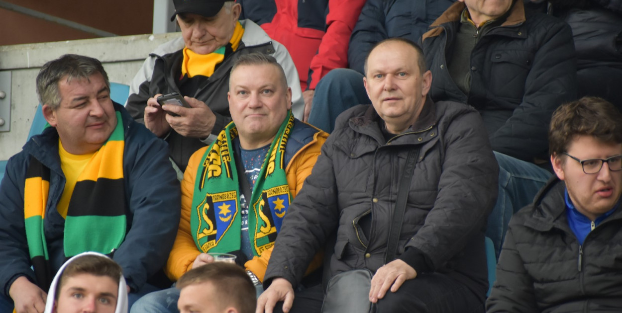 Kibice Siarki na meczu z KS-em Wiązownica.