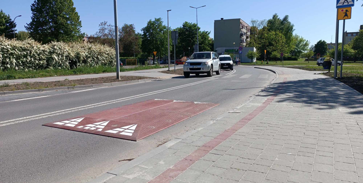 Progi zwalniające przy SP10 w Tarnobrzegu.