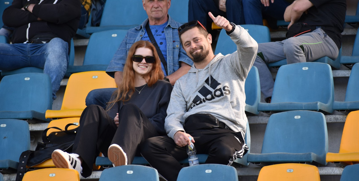  Zdjęcia z trybun z meczu Siarki z Unią.