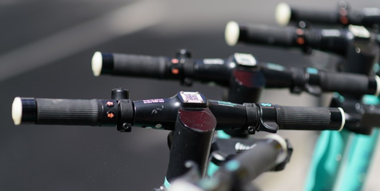 Od ilu lat można jeździć na hulajnodze. Czy jest to bezpieczne?