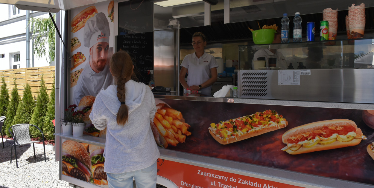Food Truck Caritas; na zdjęciu: trenerka pracy Katarzyna Dorożyńska    