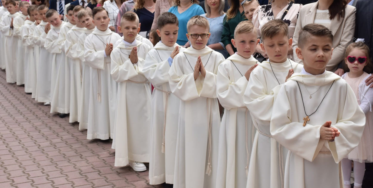 Pierwsza komunia święta kościół OO. Dominikanów w Tarnobrzegu.