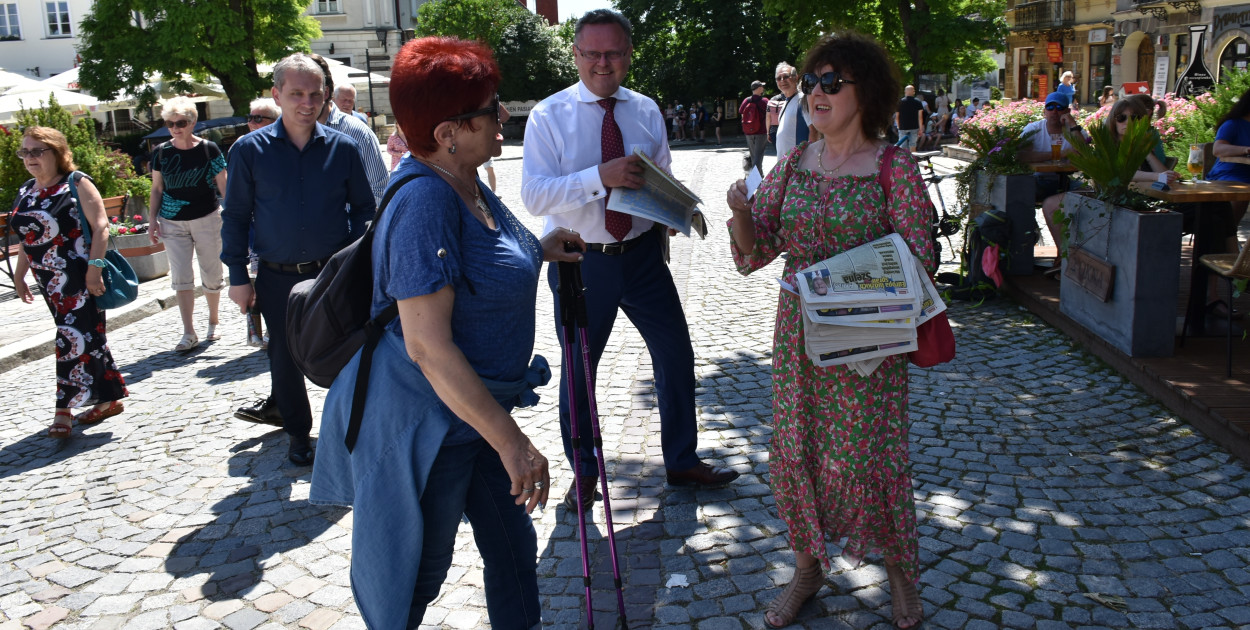 Alina Anioł i Andrzej Szejna na sandomierskim Rynku 