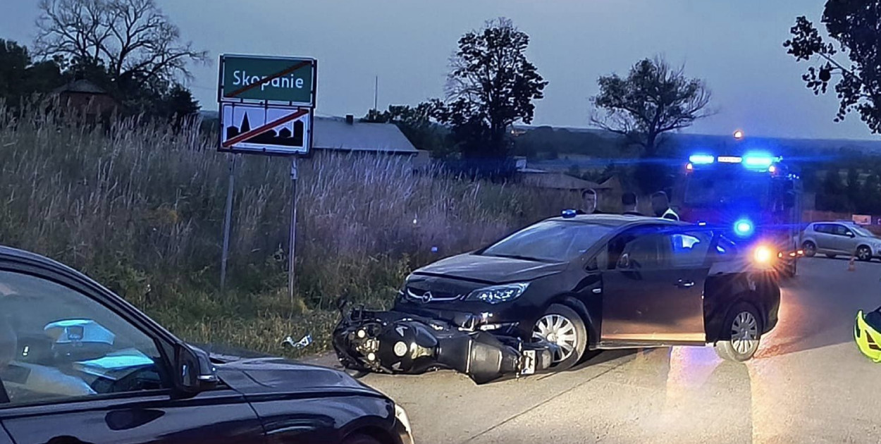Pościg za motocyklistą zakończony zderzeniem z radiowozem.
