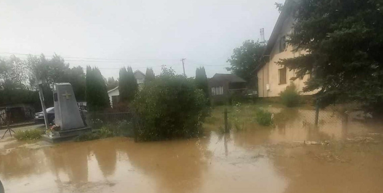 Zalana droga w Szymanowicach Dolnych w gminie Klimontów  