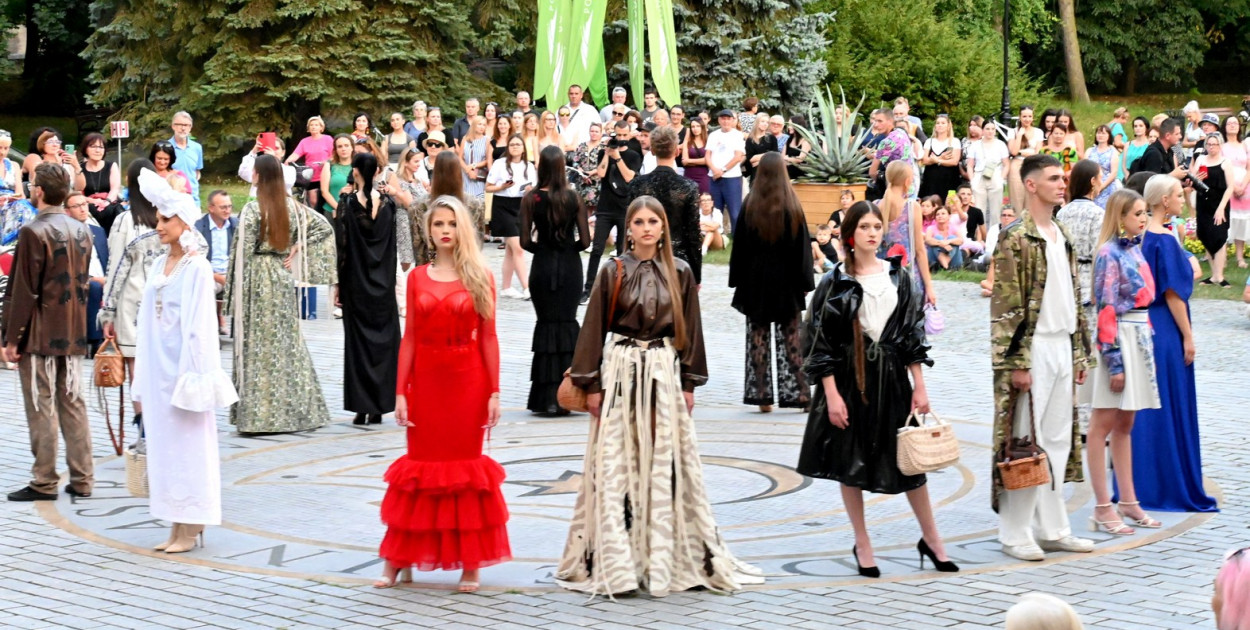 Pokaz mody przed Zamkiem Tarnowskich w Tarnobrzegu