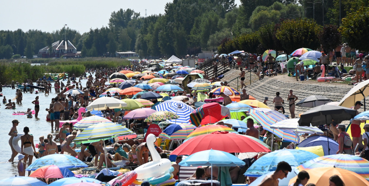 Las parasoli na plaży nad Jeziorem Tarnobrzeskim
