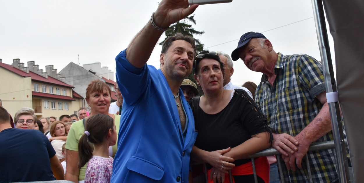 Marcin Miller z zespołu Boys z fanami. 