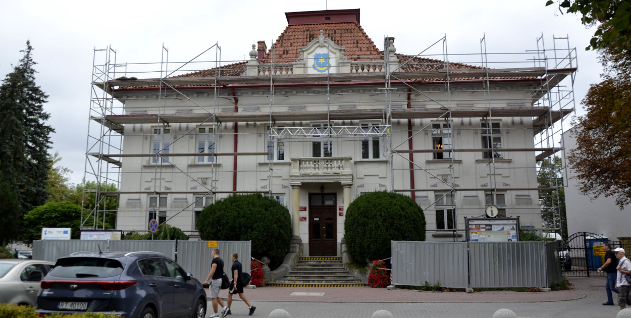 Remontują dach zabytkowego budynku Urzędu Miasta w Tarnobrzegu