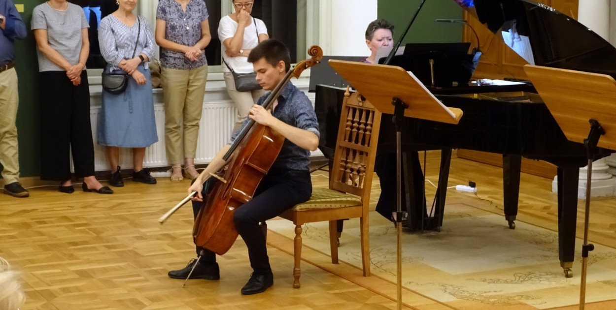 Wielki sukces Krzysztofa Michalskiego, wiolonczelisty z Tarnobrzega