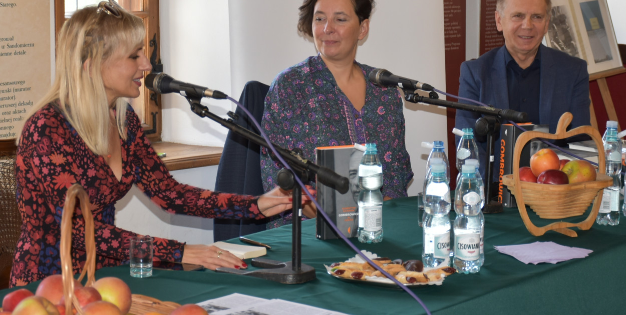 Justyna Sobolewska, Klementyna Suchanow i Andrzej Nowak Arczewski w czasie spotkania poświęconego książce "Gombrowicz. Ja, geniusz".    