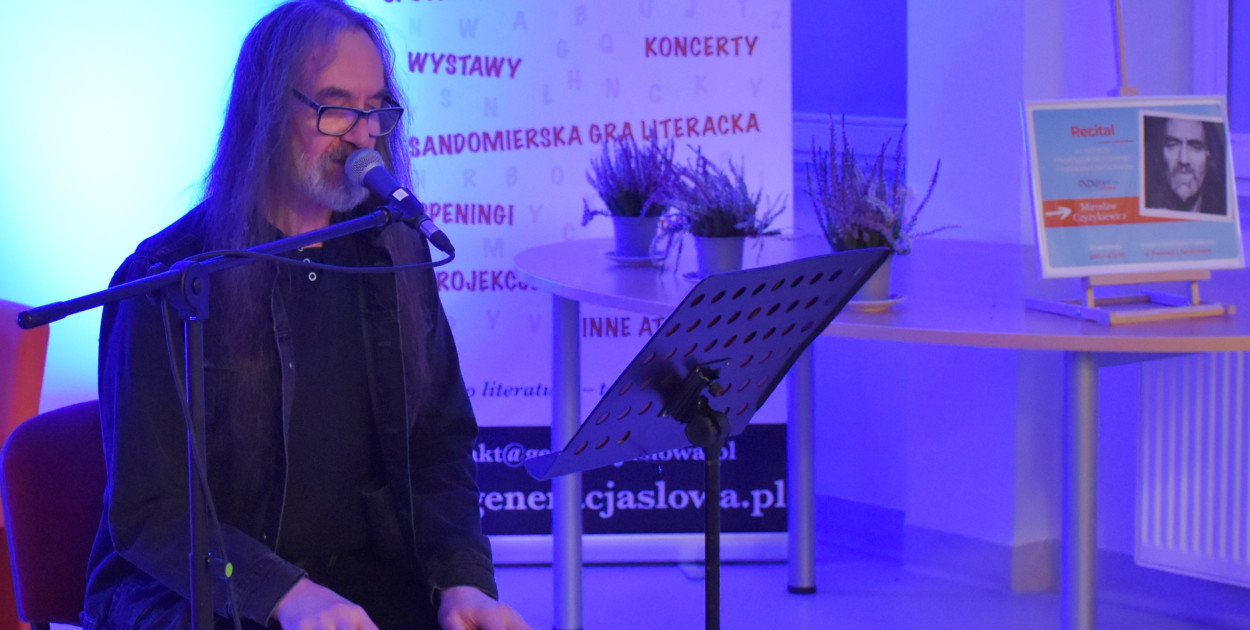 Recital Mirosława Czyżykiewicza w sali konferencyjnej Miejskiej Biblioteki Publicznej w Sandomierzu 