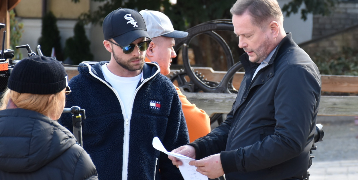 Artur Żmijewski na planie zdjęciowym w Sandomierzu  