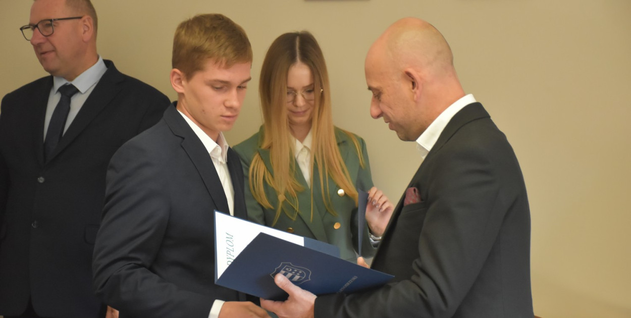 Uczniowie z rąk starosty tarnobrzeskiego otrzymali stypendia.
