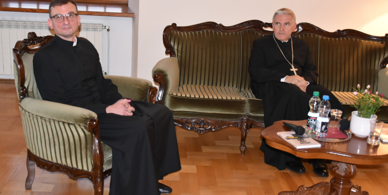 Biskup Krzysztof Nitkiewicz i ksiądz Wojciech Kania na spotkaniu autorskim   