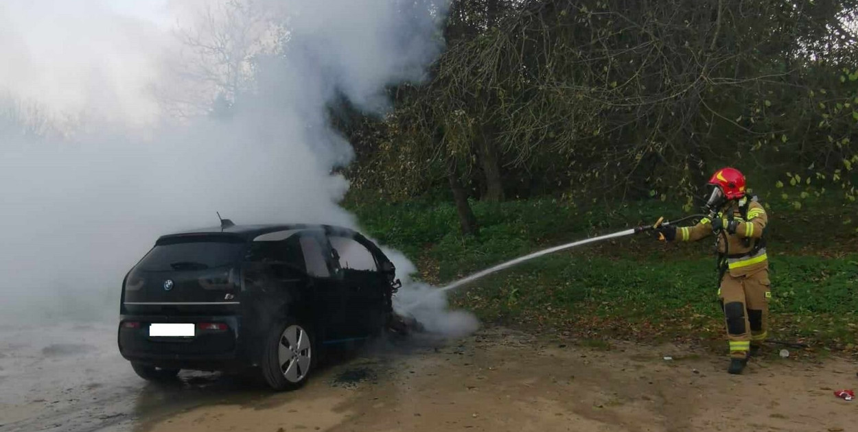 Zapaliło się elektryczne bmw. Pożar auta gasiły cztery zastępy straży [ZDJĘCIA]