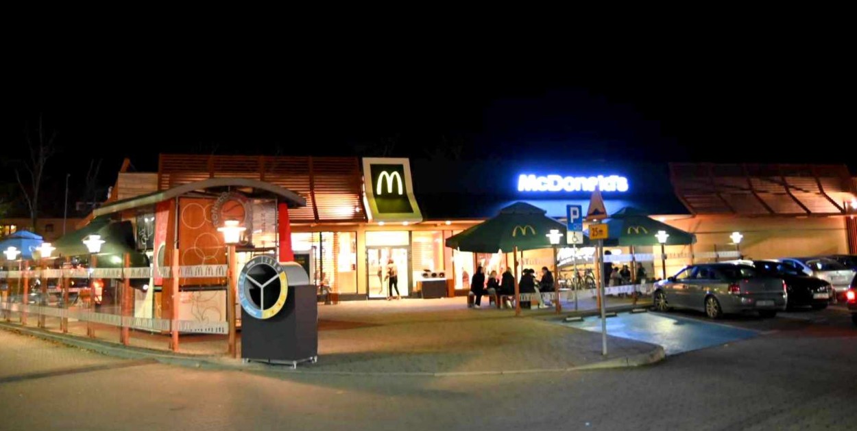 Gaz w tarnobrzeskim McDonald's. Konieczne było wyprowadzenie ludzi z lokalu