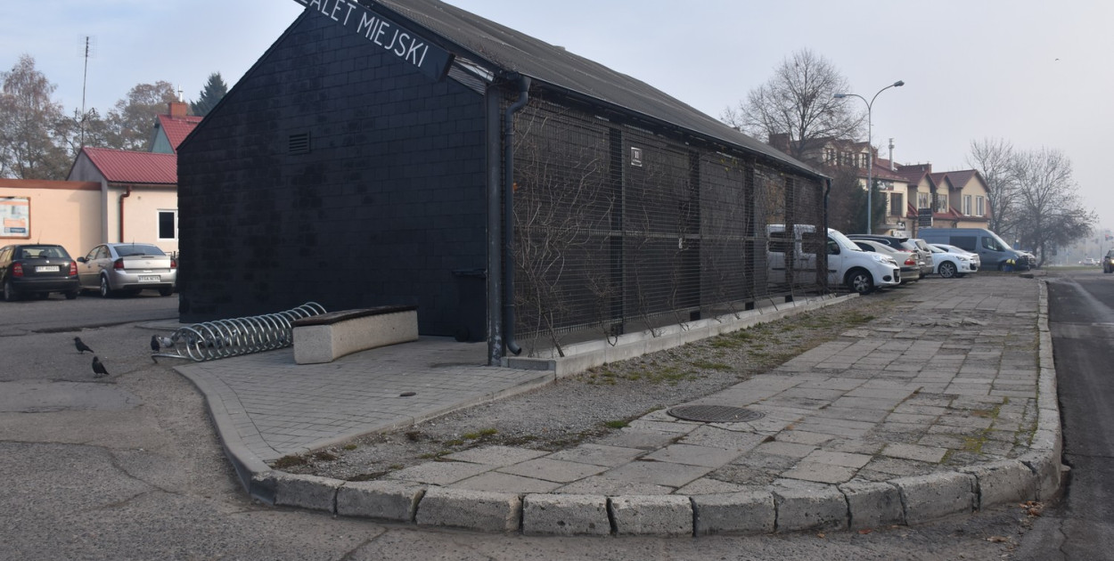 Kiedy doczekamy się remontu parkingu i chodników przy szalecie miejskim w Tarnobrzegu?
