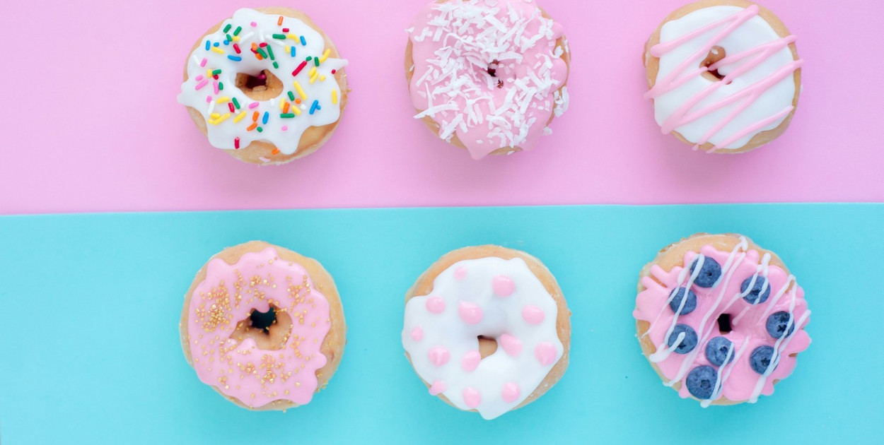 Posypki cukiernicze - jak używać ich do dekoracji ciast i deserów?