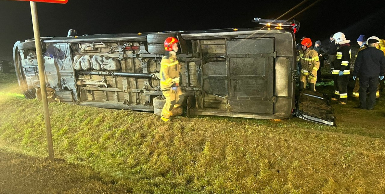 Wypadek busa na drodze Sandomierz-Ożarów. Są ranni [ZDJĘCIA]     
