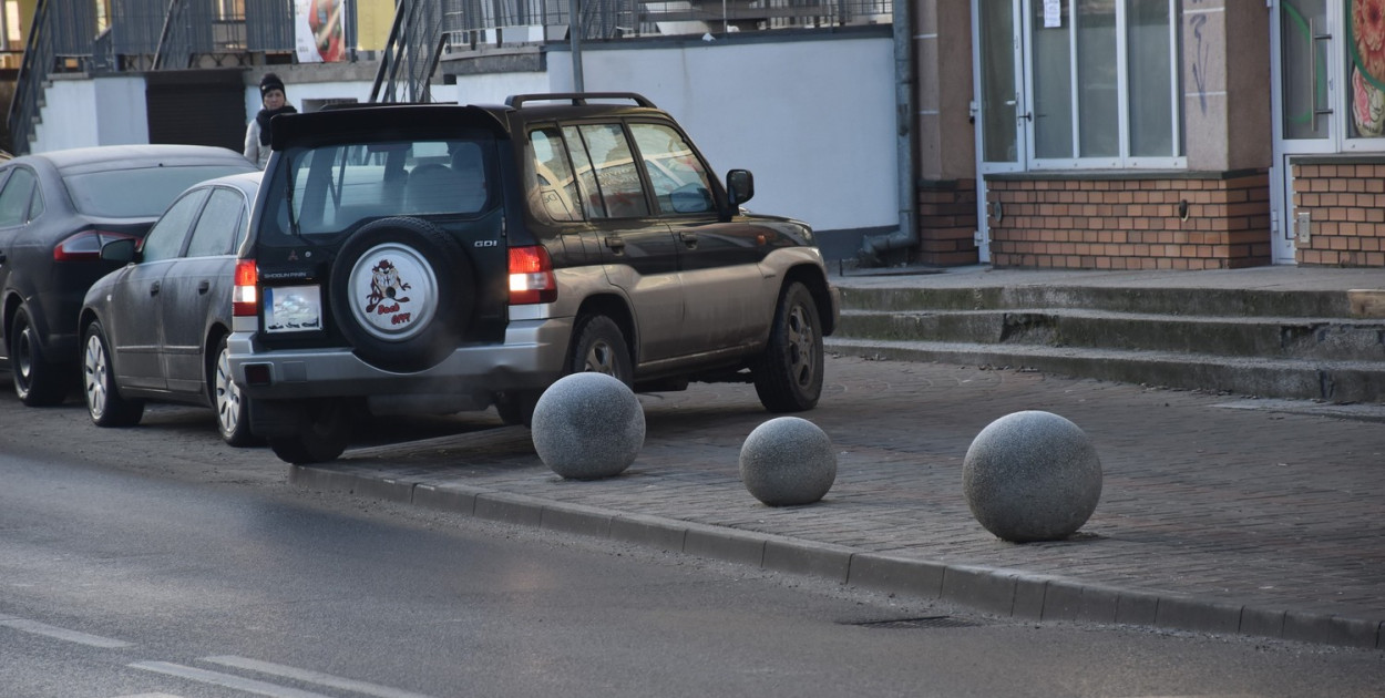 Obecnie kierowcy potrafią ominąć kule blokujące, by zaparkować samochód na chodniku na ul. Targowej w Tarnobrzegu.