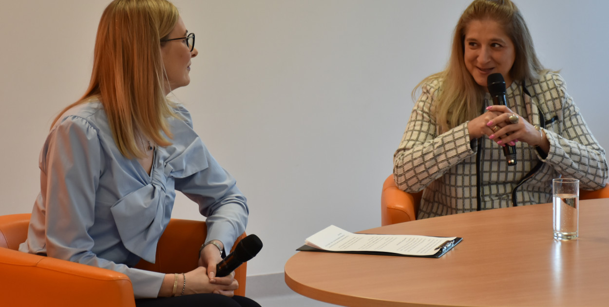 Pisarka Edyta Świętek i prowadząca spotkanie Sylwia Radzimowska-Zasuwa   
