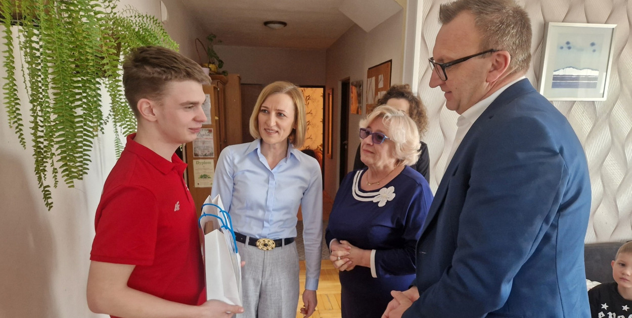 Kuba Mazurek otrzymał gratulacje i upominek od władz powiatu.   