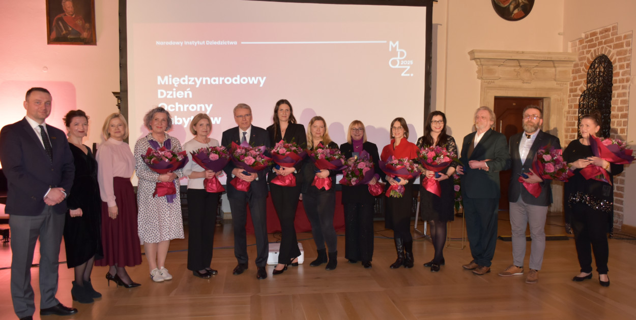 Odznaczeni z wiceminister Bożeną Żelazowską i  Marleną Happach, dyrektorką Narodowego Instytutu Dziedzictwa 