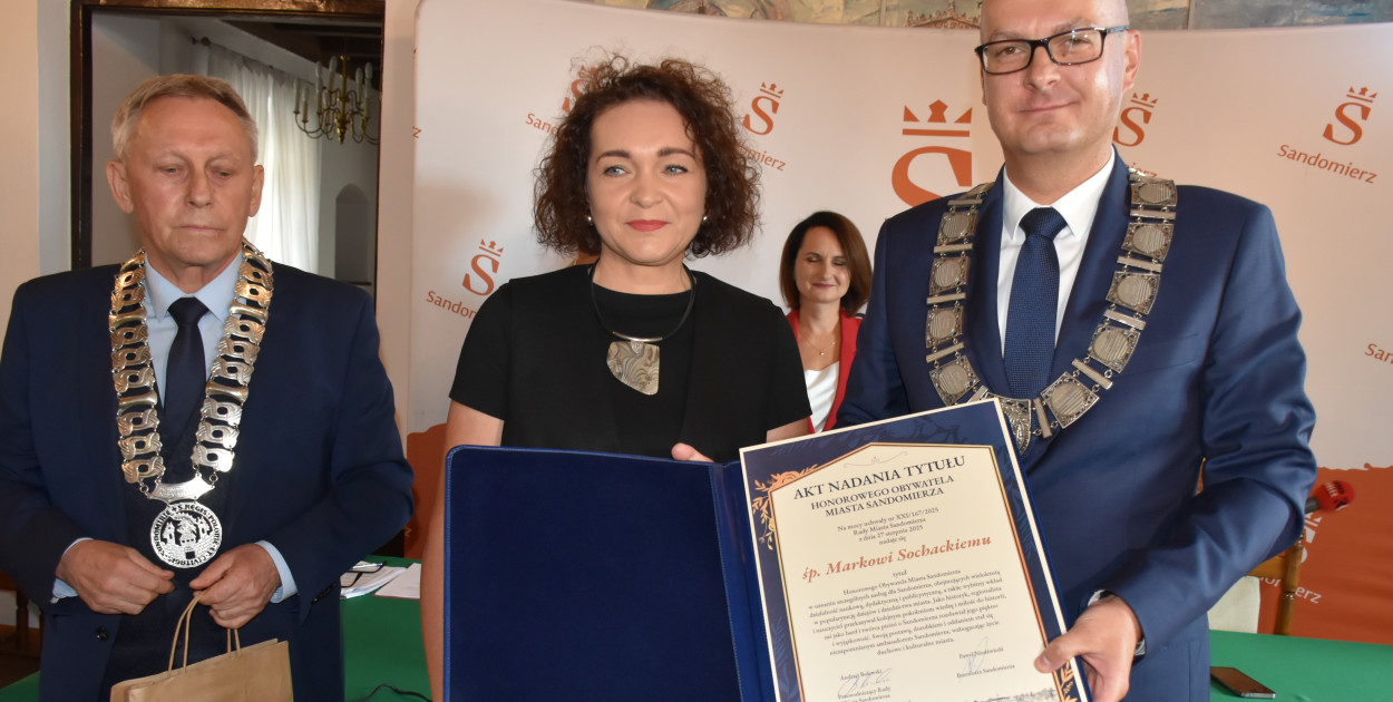 Karolina Florin z burmistrzem Pawłem Niedźwiedziem i przewodniczącym Rady Miasta Sandomierza Andrzejem Bolewskim     
