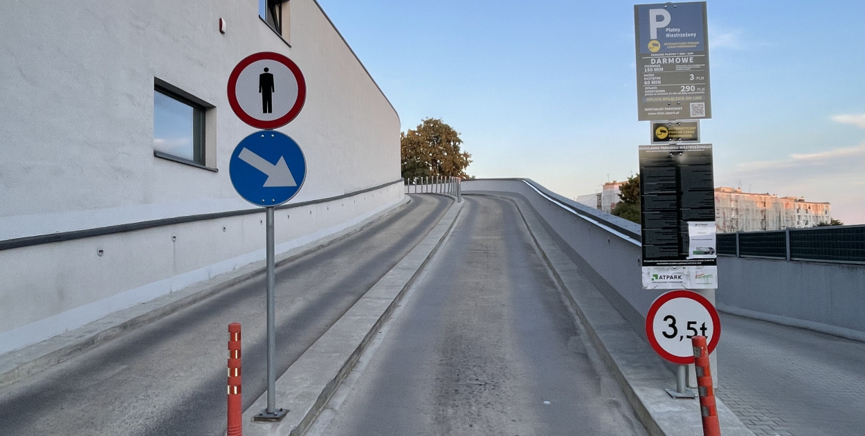 Przy wjeździe na parking pojawiły się już tablice informacyjne.  