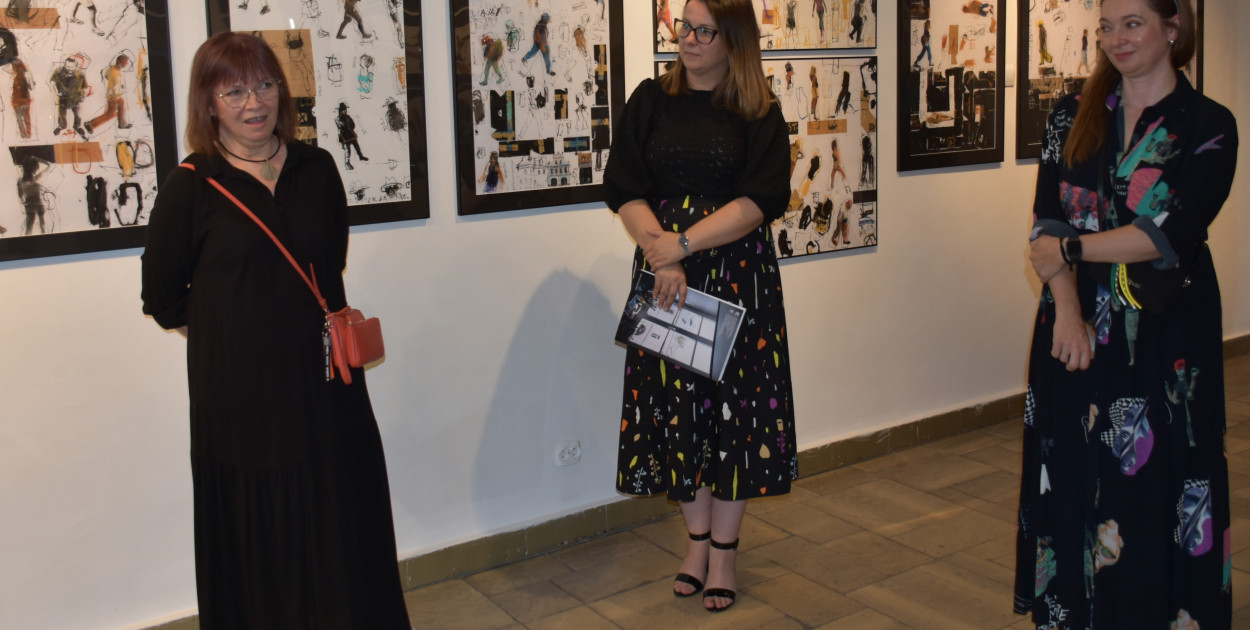 Bogumiła Szlęk-Gancarz, Gabriela Gancarz-Stasiak i Agnieszka Hała w czasie wernisażu wystawy "Z pracowni"  