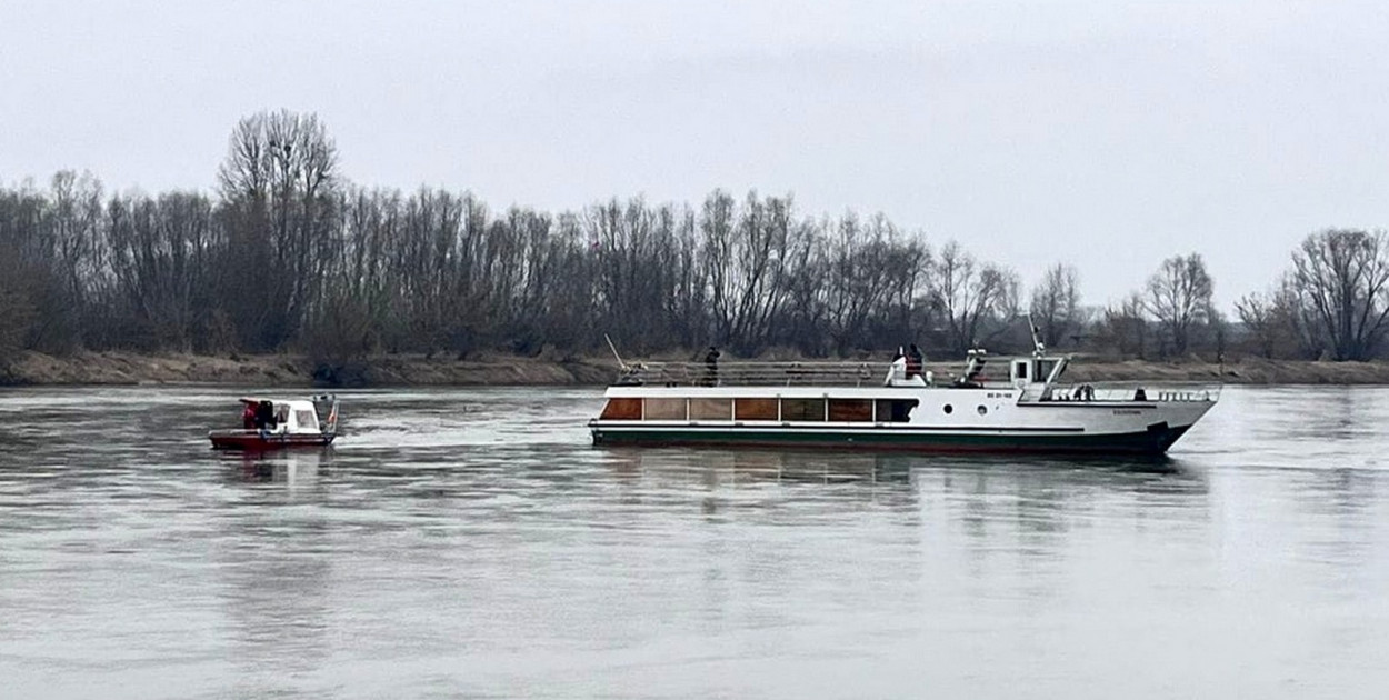 W Tarnobrzegu strażacy ściągnęli z mielizny na Wiśle statek wycieczkowy