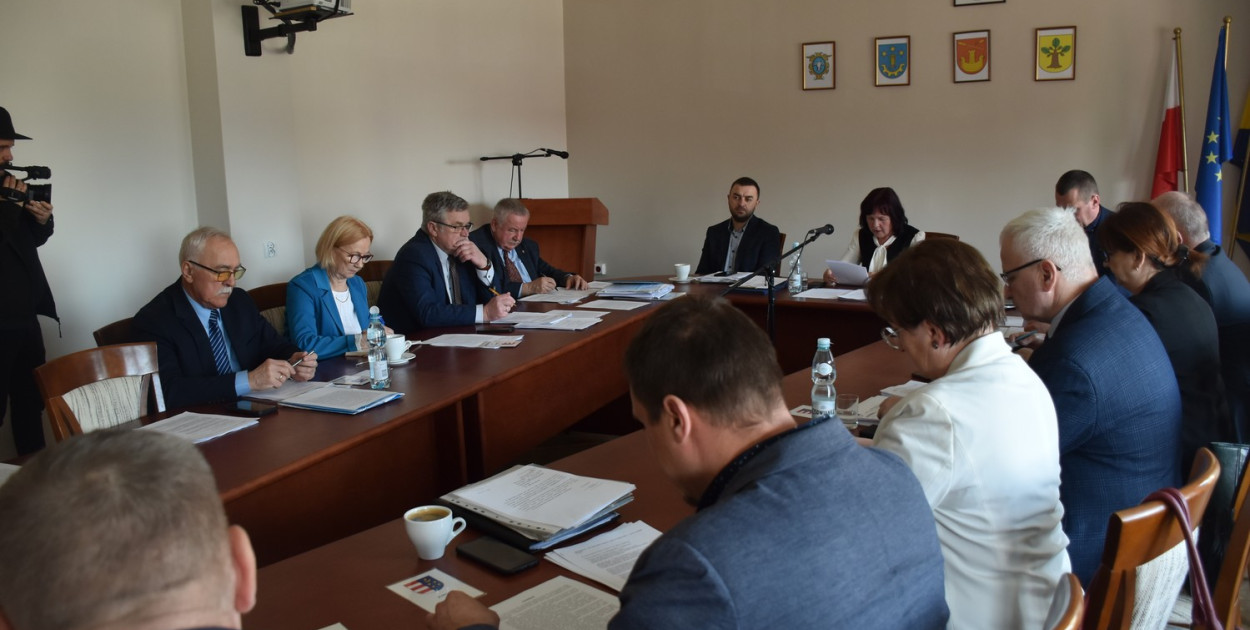 Prócz stałych punktów programu, takich jak sprawozdanie z prac Zarządu Powiatu Tarnobrzeskiego, interpelacje i uchwały, były też podziękowania za współpracę.