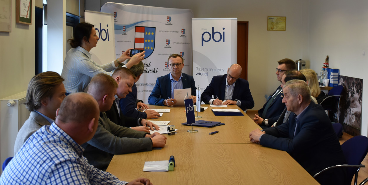Podpisanie umów na wykonanie prac wokół szpitala w Sandomierzu 